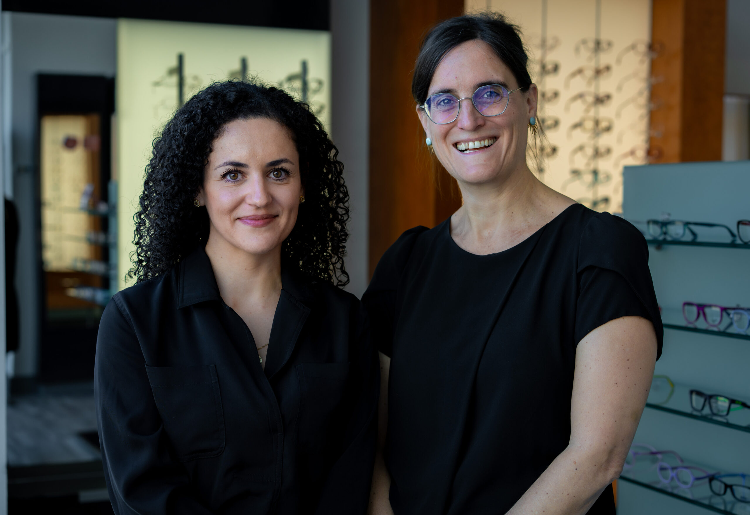 Julie de Iris Mondial parle au micro